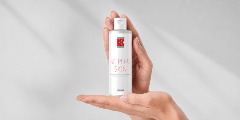 Das Permanent Make up Zubehör SC Pure Skin zur Hautreinigung vor einer Permanent Make up Anwendung, zur Entfernung von Pigmentrückständen oder zur täglichen Gesichtsreinigung für zuhause.